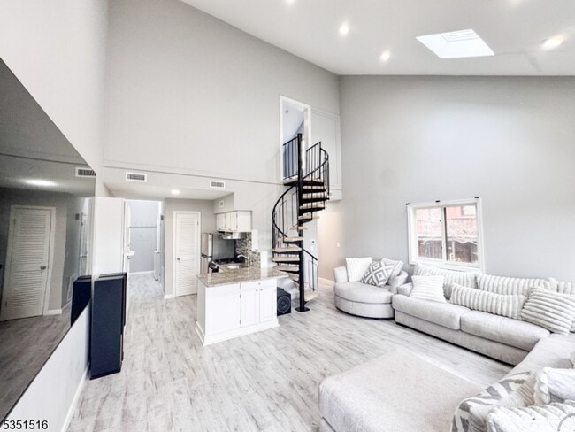 4 Alta Ct W
