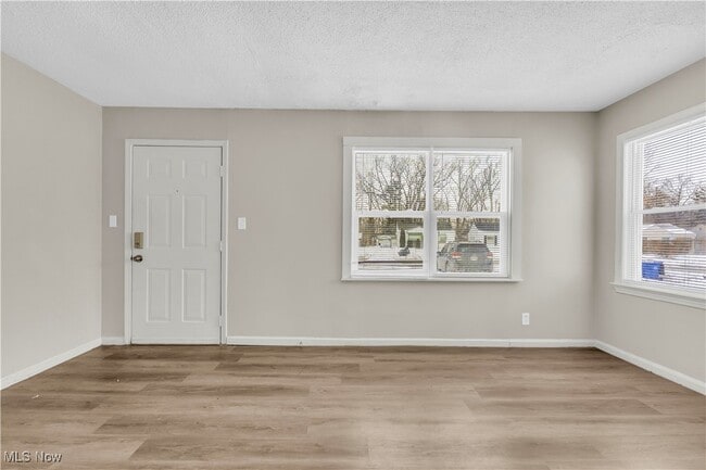 Photo - 2016 N Green Rd