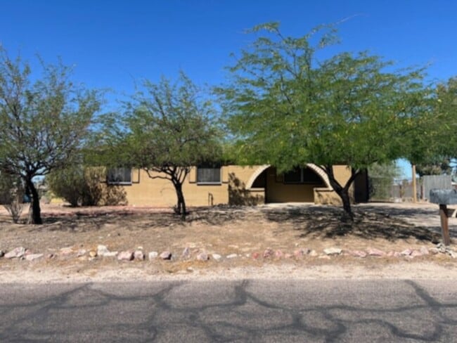 Building Photo - 3 bedroom, 2 bath, NO HOA