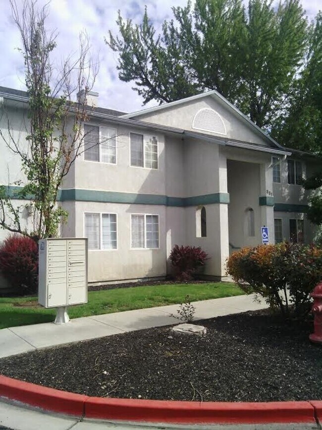 Building Photo - 331 S Meridian Rd Unit 202