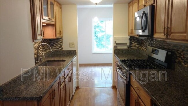 Photo - 6433 Wainscot Dr SE