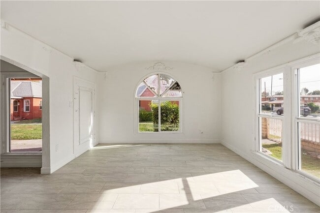 Photo - 266 W 9th St