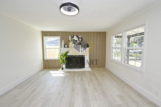 Photo - 1584 N Carruth Ave