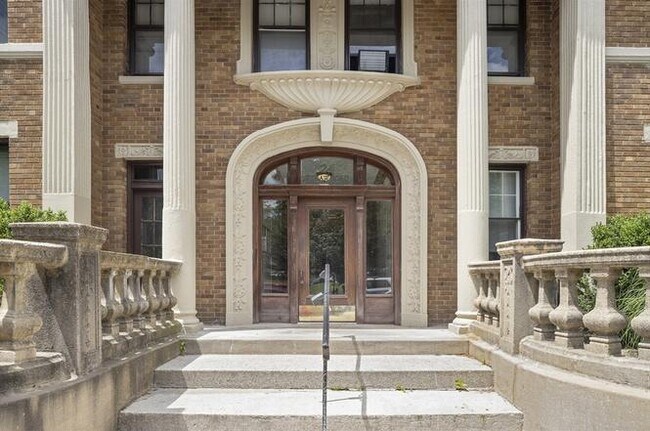 Secured Entrance. - 24 Sidlaw Rd Unit 8