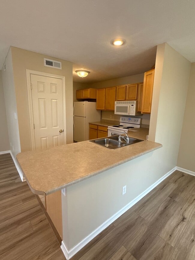 Photo - 3 BDRM TOWNHOUSE AVAILABLE JULY OR AUGUST ...