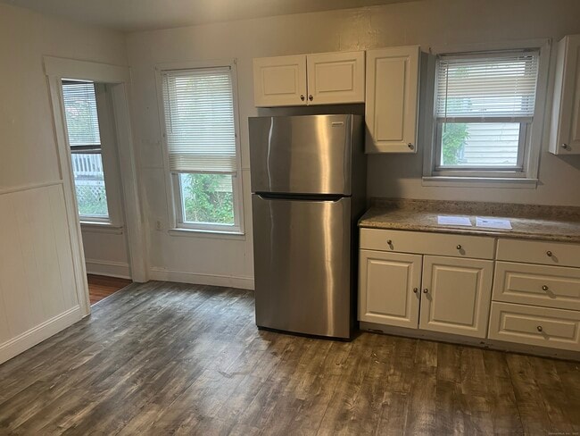 Photo - 855 Brewster St