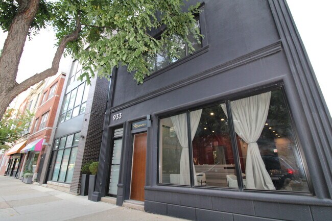 Building Photo - 933 N Ashland Ave Unit 2F