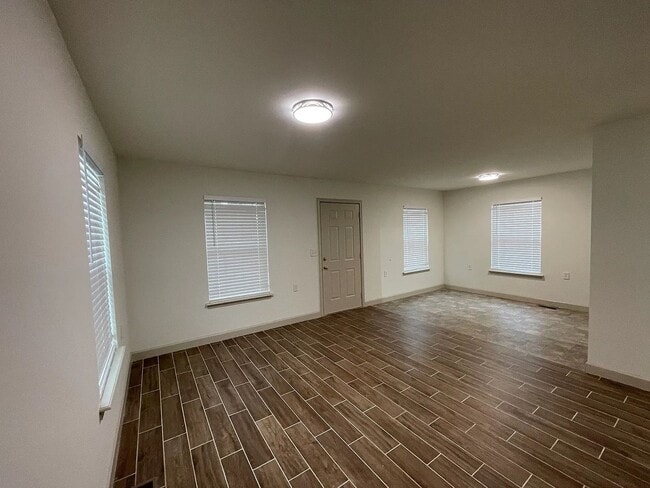 Photo - 950 Smith St SW