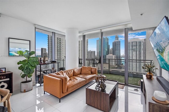 Building Photo - 92 SW 3rd St Unit 2710