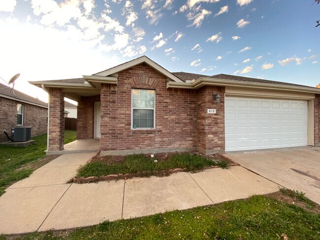 Beautiful 4 Bedroom Family Home - 513 Paddle Dr