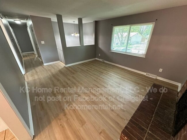 Photo - 424 NE Lakeview Dr
