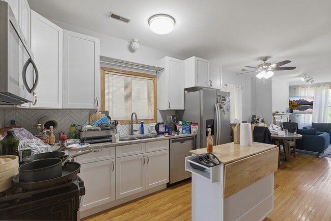 Photo - 2033 W Huron St Unidad 2