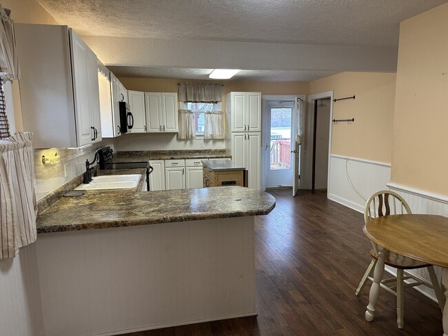 Photo - 940 Lindbergh Ave