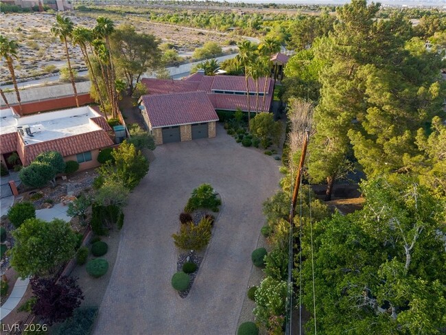 300 Lacy Ln