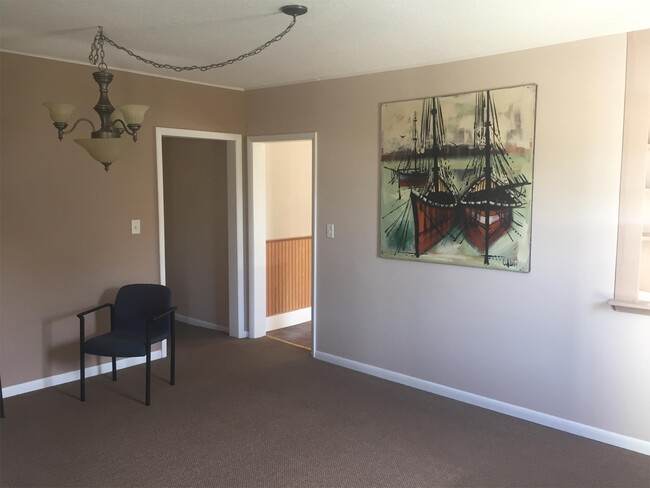 Photo - 621 Hutchinson St