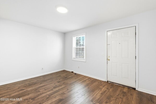 Photo - 1015 Queen St