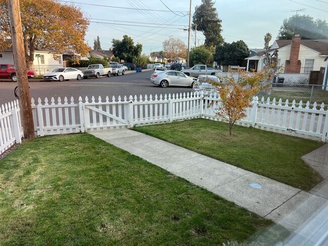 Photo - STUNNING 2bd/1ba WITH PRIVATE BACK YARD, AIR CONDITIONING, LVP FLOORS, MODERN KITCHEN, AND MORE!!!!