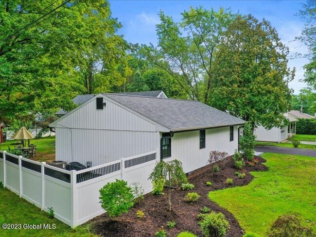 Photo - 379 Caroline St