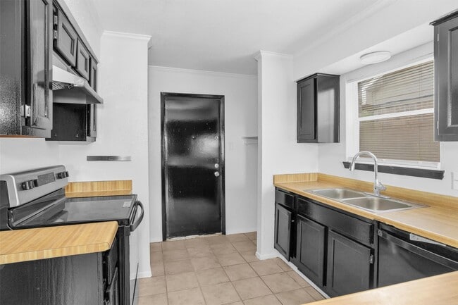 Photo - 1035 Lovett St