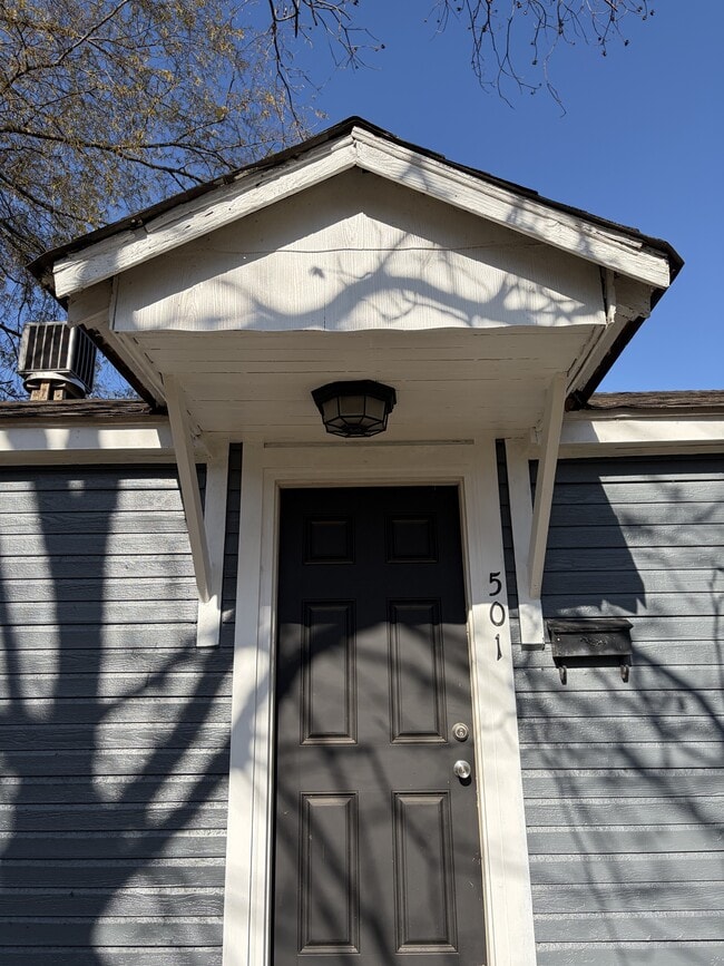 Building Photo - 501 W 47th St