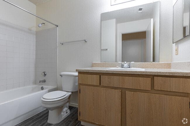 2BR, 2BA - 905SF - Primary Bathroom