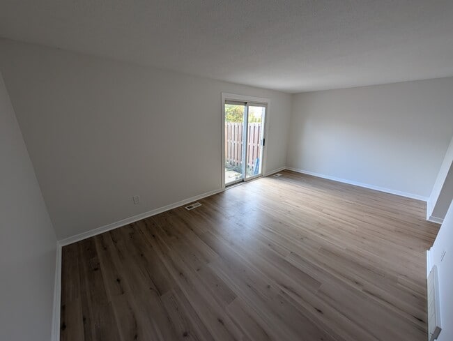 Photo - 1466 Heatherington Rd