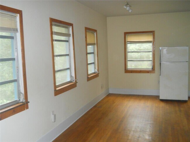 Photo - 220 SE 8th St