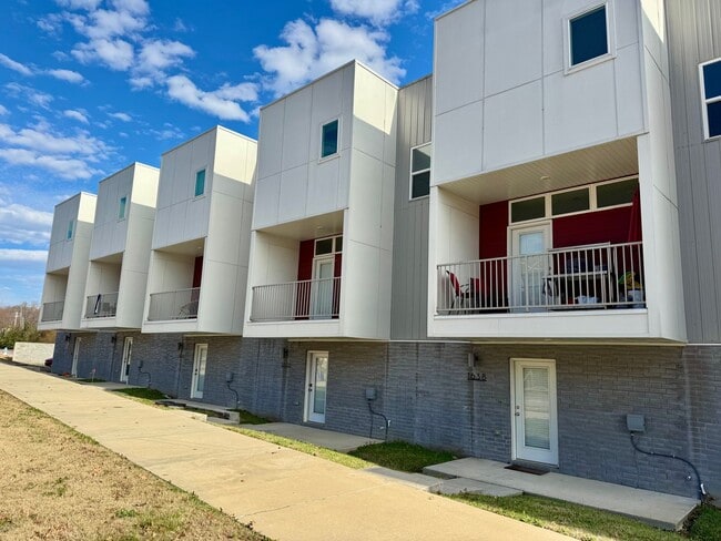 Building Photo - 1636 S Razorback Rd