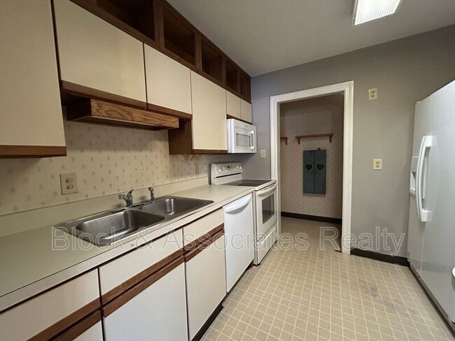 Photo - 640 Rugby Row