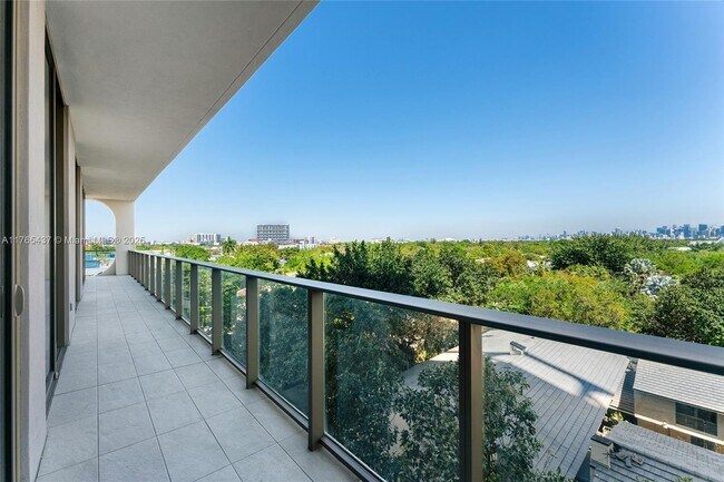 Photo - 2678 Tigertail Ave Unidad 502