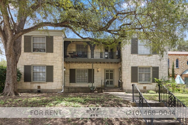 Building Photo - "Charming 2-Bedroom Retreat with Gleaming Hardwood Floors in Prime San Antonio Location!" Unit 1