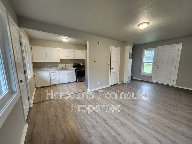 Building Photo - 2831 NE Center St Unit 1