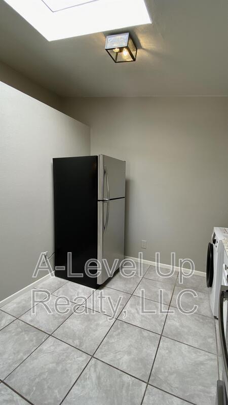 Photo - 417 E Thoroughbred St