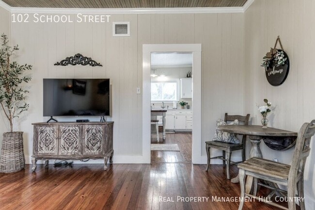 Photo - 102 N School St