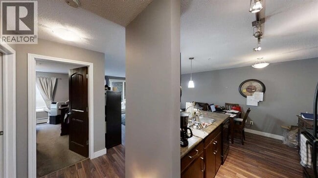 Photo - 9124-9196 96 Ave