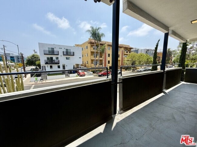 Building Photo - 6350 Willoughby Ave Unit #3 Rental