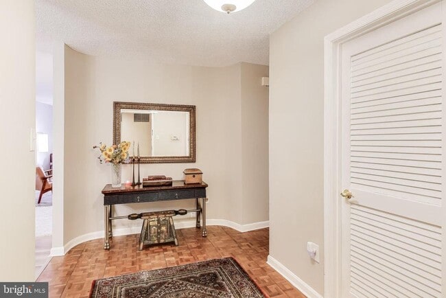 Building Photo - 1101 S Arlington Ridge Rd Unit 305