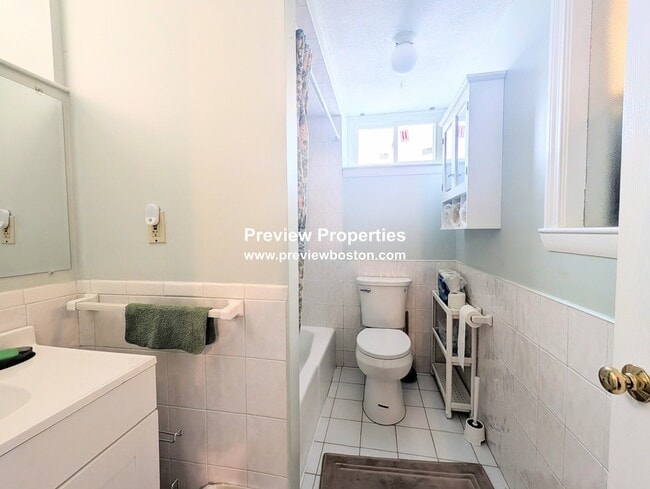Building Photo - 17 Matchett St Unit B