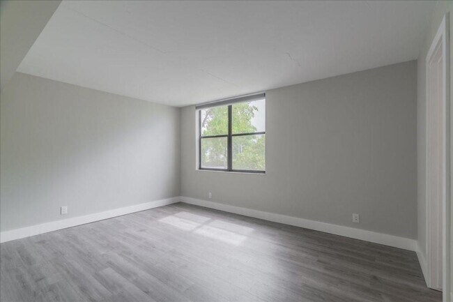 Photo - 113 Lake Emerald Dr Unit 2