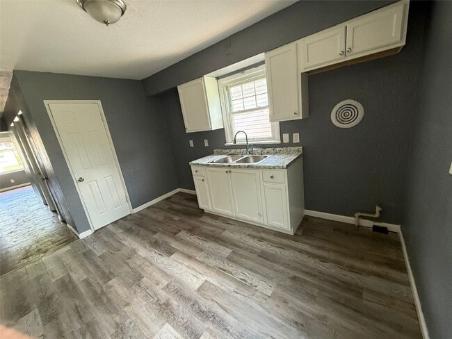 Photo - 5944 Laura Ave