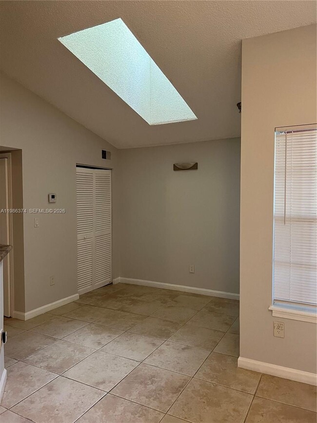Photo - 1385 Crystal Way Unidad L