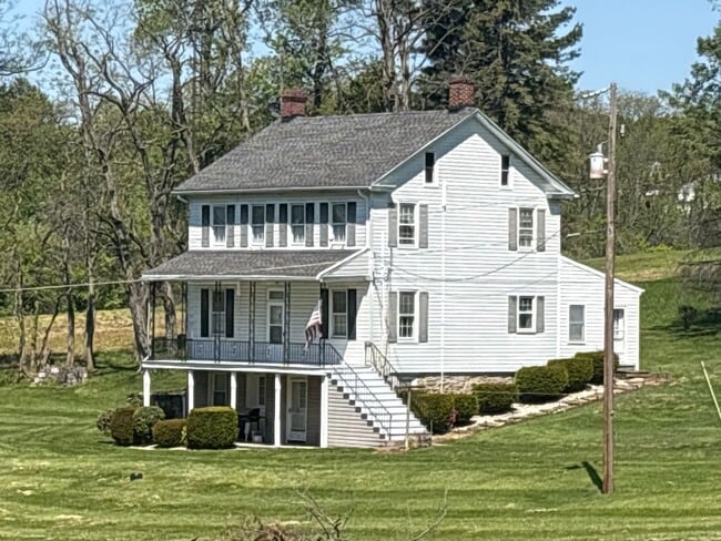Building Photo - Short Term Lease Only-4 Bedroom 2 Bath Farmhouse, Pond, Acres, Dallastown SD