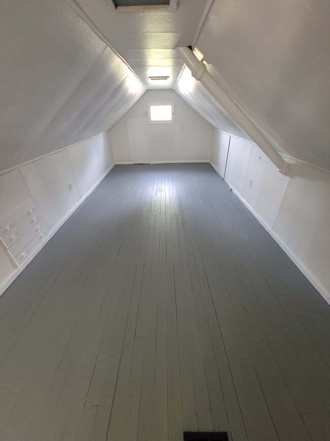 Photo - 952 Whitby Rd