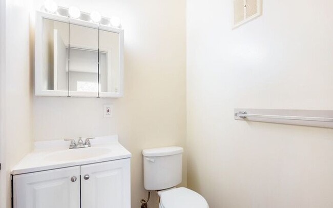 Photo - 2235 Sedgwick St Apartment Unit h