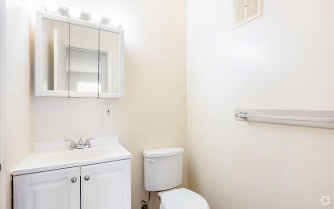 Building Photo - 2235 Sedgwick St Unit h Rental
