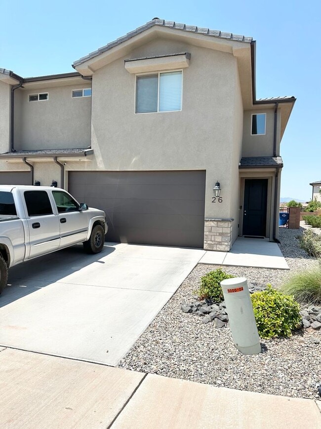 Building Photo - Tortoise Rock Dr Townhome!