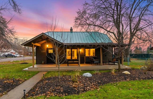 Photo - 809 3rd Ave W