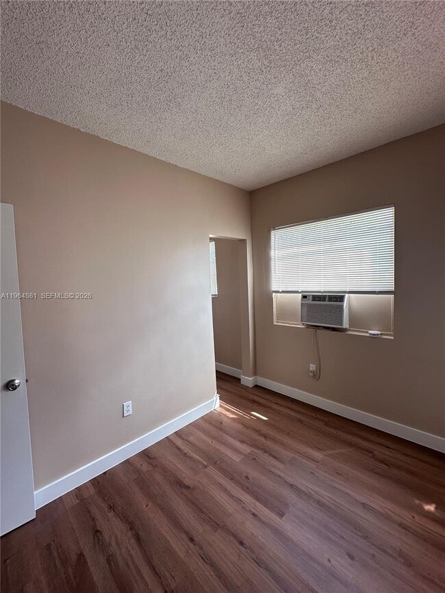 Photo - 295 NE 55th St Unidad 2