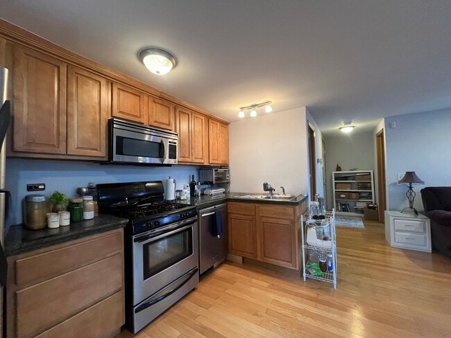 Building Photo - 1098 Lexington Pkwy N Unit 3