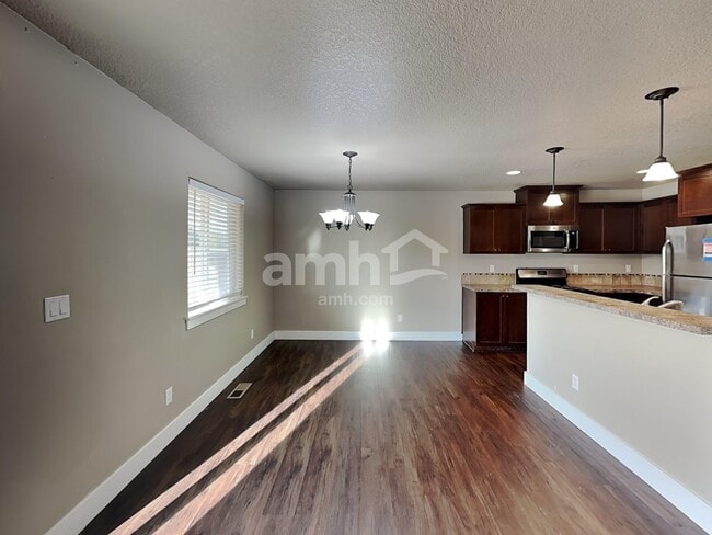 Photo - 440 Tulip Ave